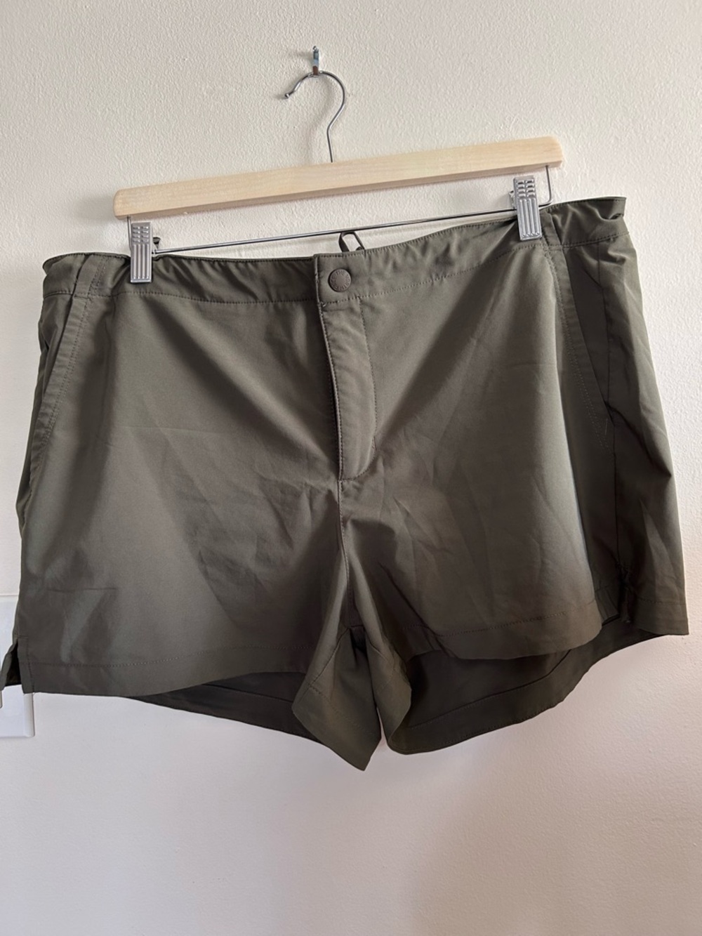 The NORTH FACE Women’s Dark Green/Olive Hiking Athletic Shorts